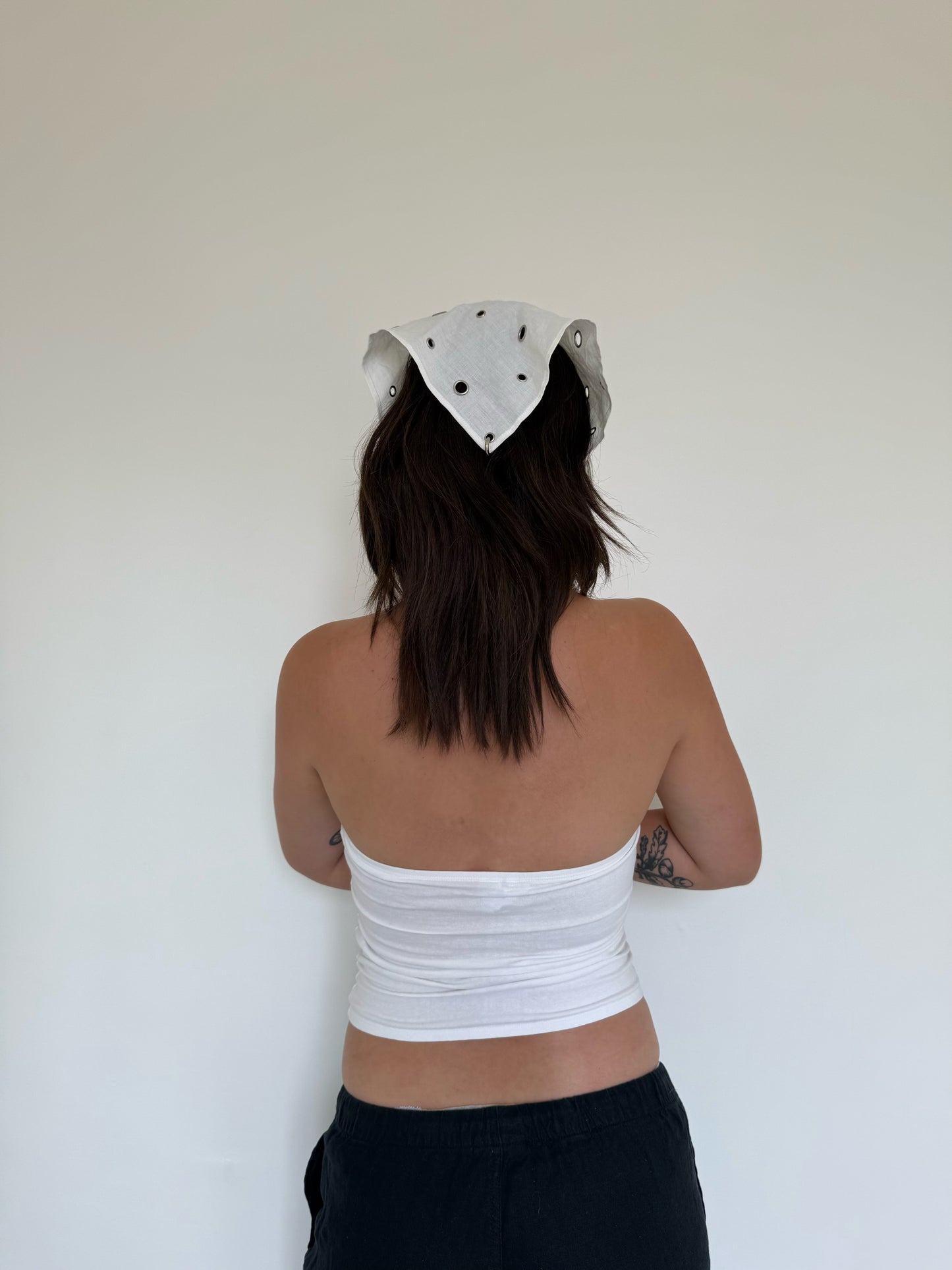 Lotus piercing headscarf white linen