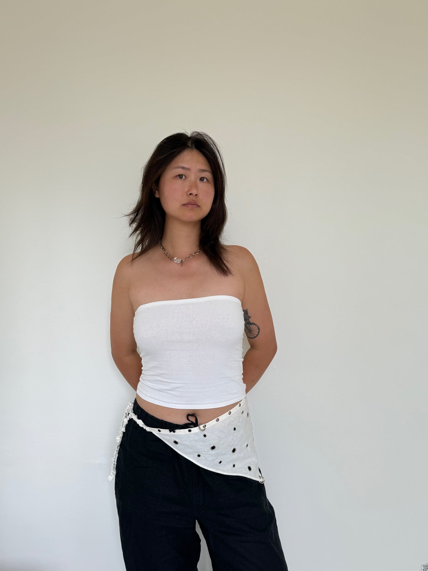 Lotus piercing headscarf white linen